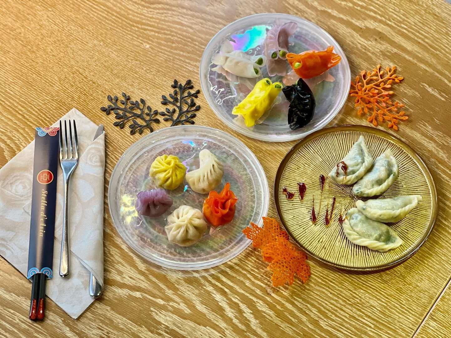 Ravioli cristallo e ravioli alla piastra pronti per l'asporto