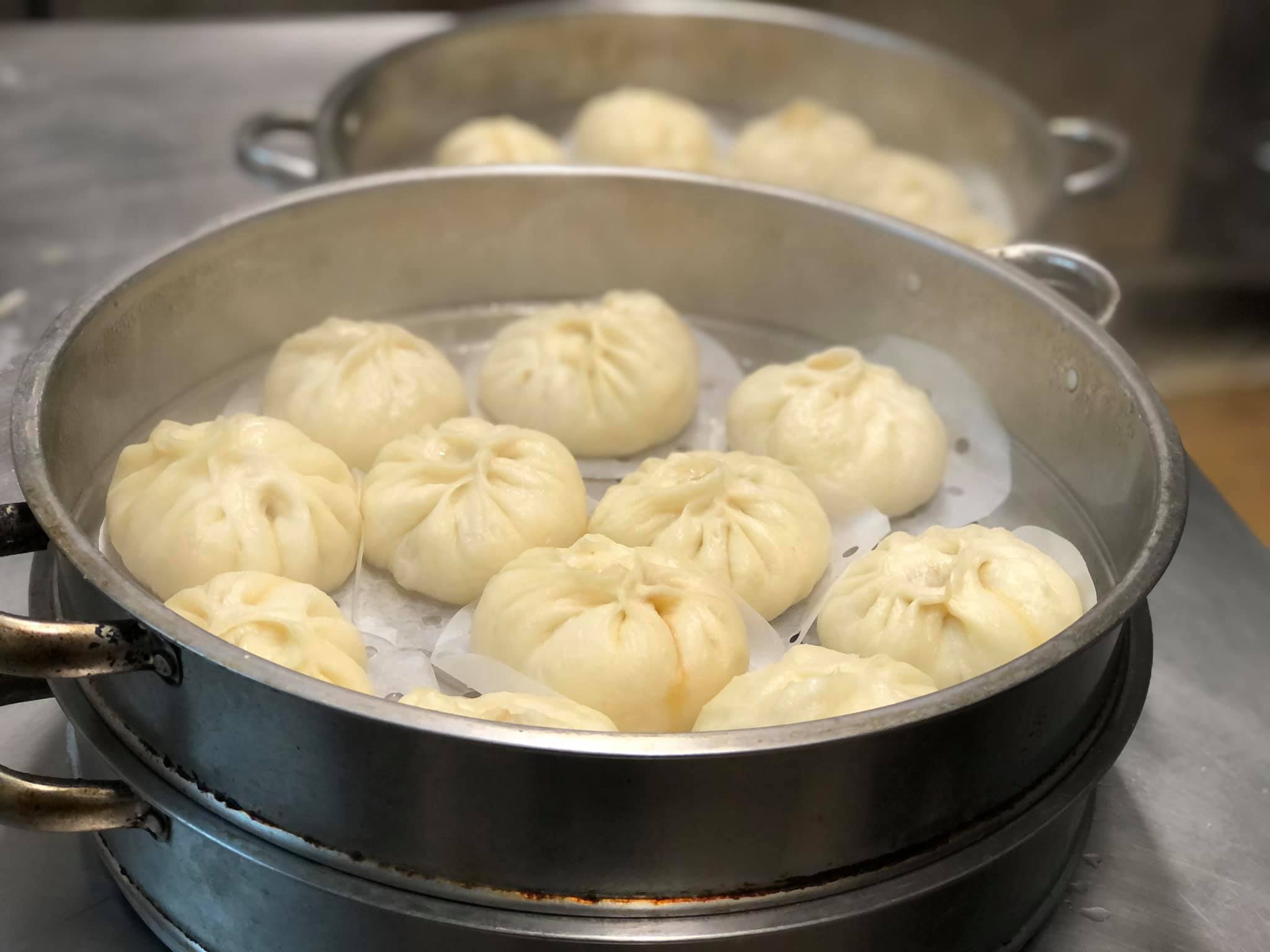 Baozi appena cotti nella vaporiera di metallo