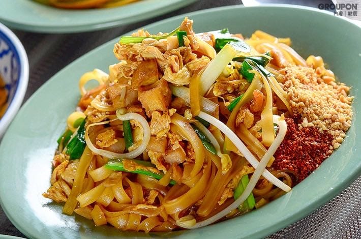 Tagliatelle pad thai con germogli, arachidi tritate e peperoncino