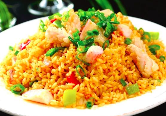 Riso saltato con frutti di mare e salsa shacha